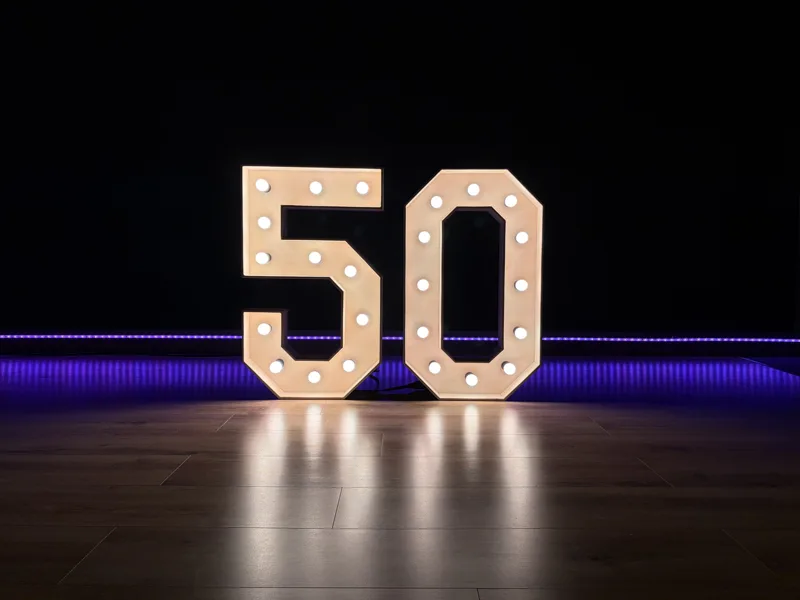 Verlichte cijfers 50 in warm wit