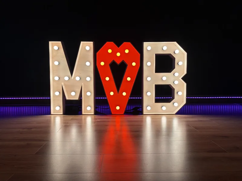 De initialen M en B met een verlicht rood hart