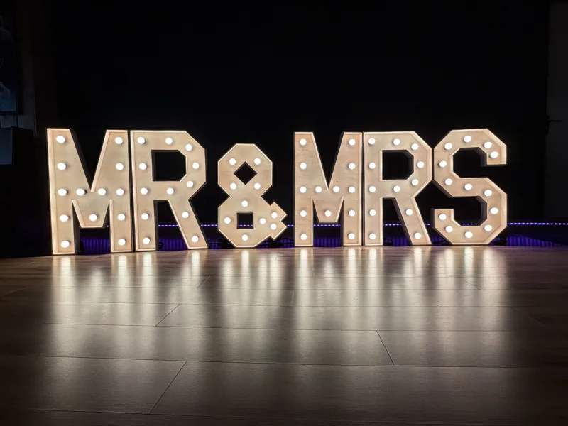 MR & MRS in warm wit