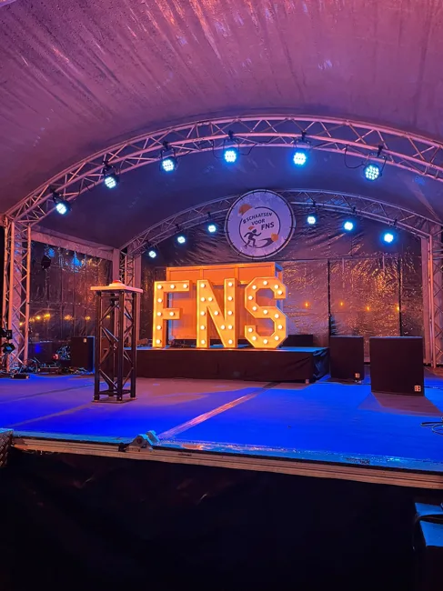 Lichtletters op het podium